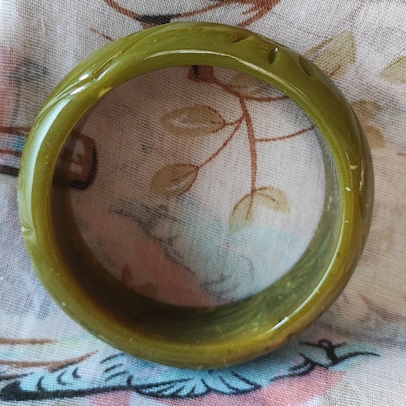 Olive Green Carved Vintage Plastic Slick Shiny Glossy Bangle Bracelet - Picture 4 of 10